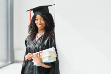 Mezuniyetinde heyecanlı Afrikalı Amerikalı kadın.