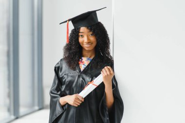 Mezuniyetinde heyecanlı Afrikalı Amerikalı kadın.