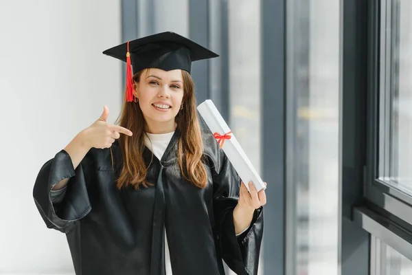 Graduación Estudiante Pie Con Diploma — Foto de Stock