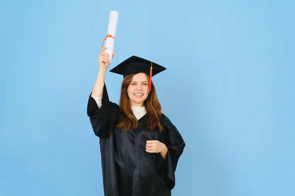 Mujer Estudiante Posgrado Con Sombrero Graduación Vestido Sobre Fondo Azul — Foto de Stock