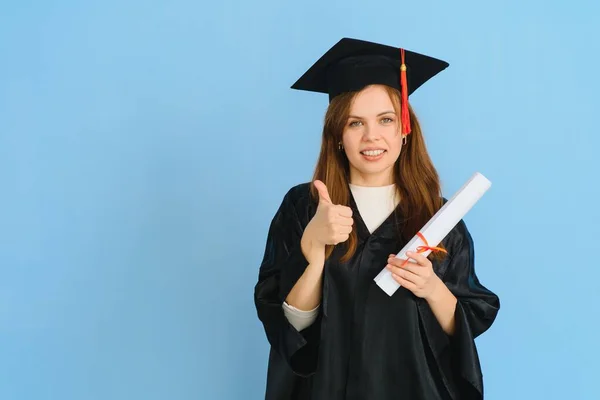 Krásná Žena Sobě Maturitní Čepici Slavnostní Župan Drží Stupeň Vypadá — Stock fotografie