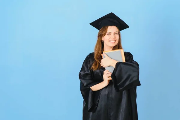 漂亮的女人 戴着毕业典礼帽 身穿礼袍 手握学位 面带微笑 面带微笑 面带微笑 显得积极而快乐 — 图库照片