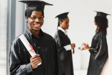 Bir grup Afrikalı Amerikalı mezun öğrenci.