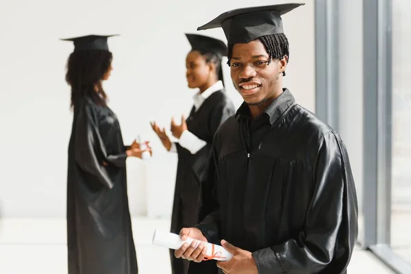 Jóvenes Graduados Universitarios Optimistas Graduación — Foto de Stock