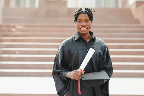 Junge Afrikanische Männliche Hochschulabsolventen Stehen Vor Dem Universitätsgebäude — Stockfoto