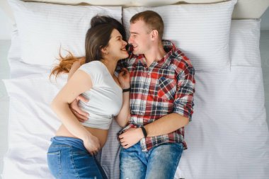 Mutlu hamile aile yatağında yatıyor..