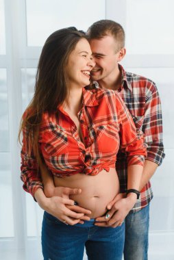 Hamile karı ve kocanın profil fotoğrafı.