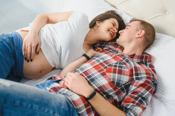 Junge Schwangere Frau Mit Ehemann Auf Sofa Zimmer — Stockfoto