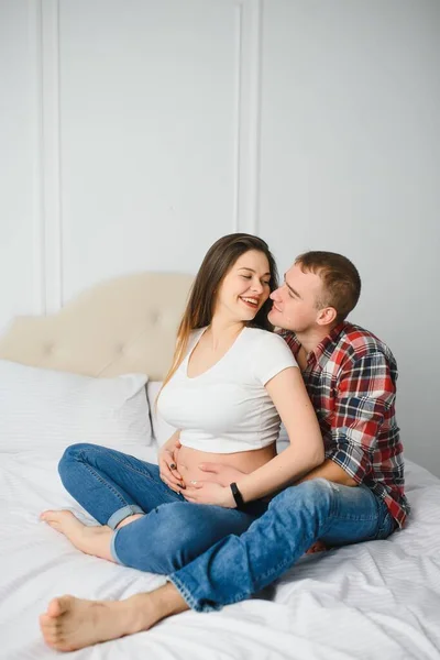 Junge Schwangere Frau Mit Ehemann Auf Sofa Zimmer — Stockfoto