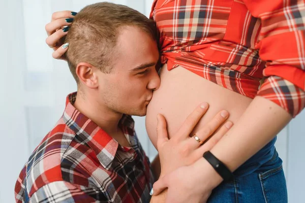 Marito Bacio Sua Moglie Incinta Pancia — Foto Stock