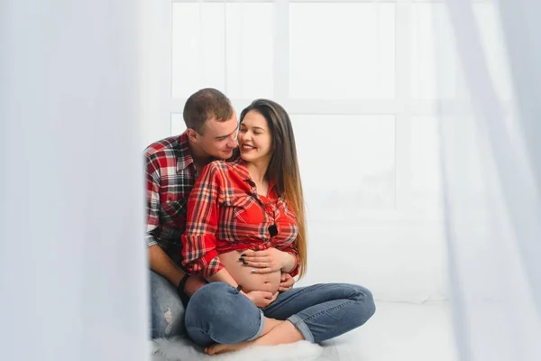 Jovem Casal Atraente Mãe Grávida Pai Feliz — Fotografia de Stock