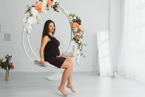 Lycklig Gravid Ung Kvinna Väntar Ett Barn — Stockfoto