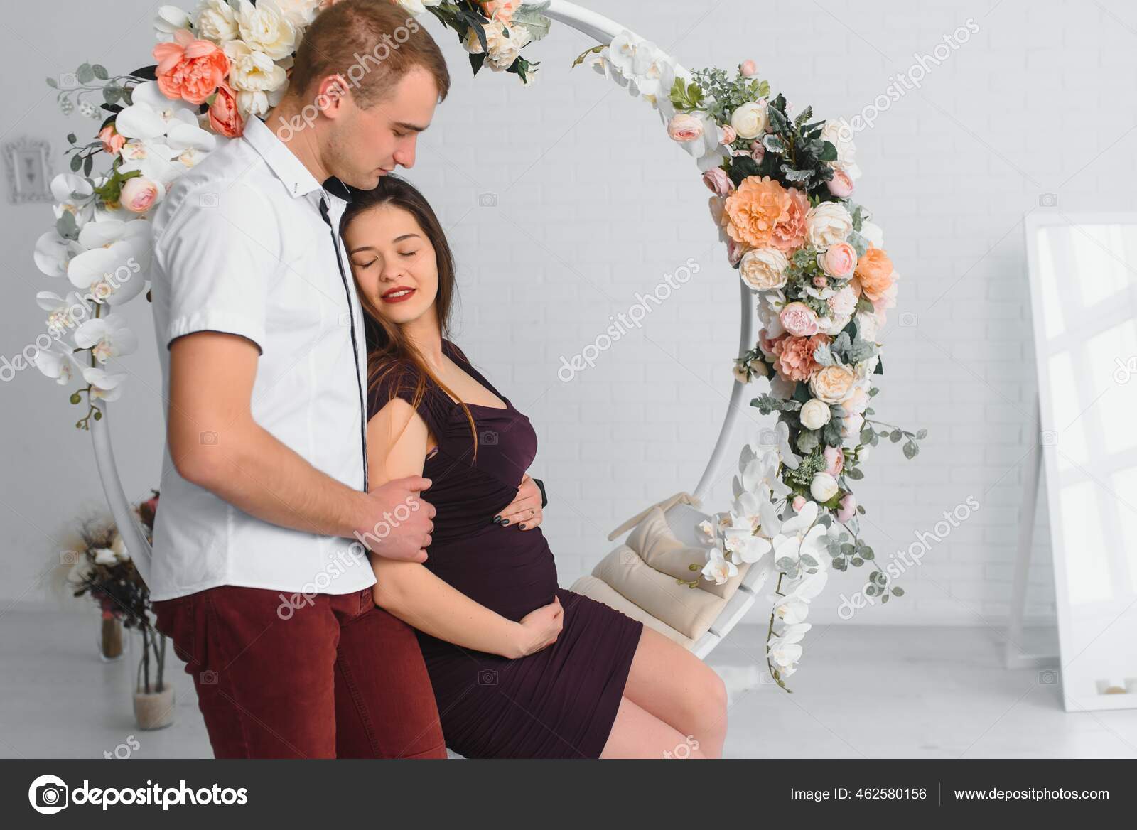 Homme heureux avec femme enceinte sur la nature en étéStock-fotos, royaltyfrie Homme heureux avec femme enceinte sur la nature en été billeder Depositphotos billede
