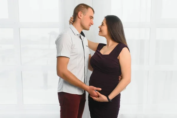 Porträt Eines Jungen Paares Das Das Kind Erwartet — Stockfoto