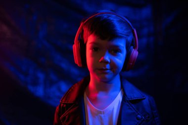 Neon ışıklı bir adamın portresi (yumuşak ışık)