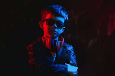 Neon ışıklı bir adamın portresi (yumuşak ışık)