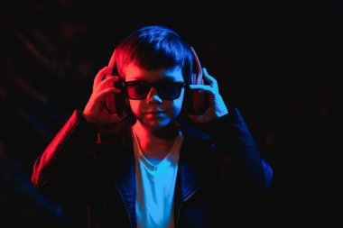 Neon ışıklı bir adamın portresi (yumuşak ışık)