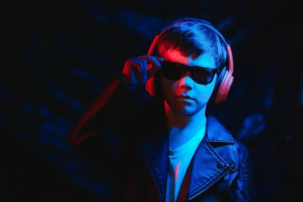 Teen Boy Che Ascolta Musica Con Cuffie Neon Light Trending — Foto Stock