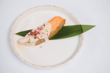 Kızarmış somon ve sebze.