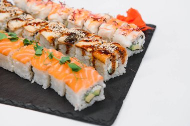 Japon Mutfağı - Beyaz arka planda Sushi Roll