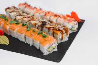 Japon Mutfağı - Beyaz arka planda Sushi Roll