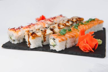 Japon Mutfağı - Beyaz arka planda Sushi Roll