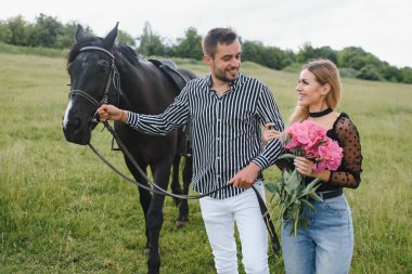 Çiftlikte at süren sevgi dolu bir çift