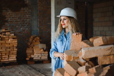 İnşaat konseptinde tuğlası olan kadın.
