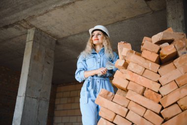 Depo çalışanı kadın. Kasklı kadın müteahhit. Kız mühendis ya da mimar. Ev tadilatı. Kaliteli müfettiş. İnşaat işi. İnşaat işçisi. İnşaat alanındaki kadın..