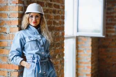 Depo çalışanı kadın. Kasklı kadın müteahhit. Kız mühendis ya da mimar. Ev tadilatı. Kaliteli müfettiş. İnşaat işi. İnşaat işçisi. İnşaat alanındaki kadın..