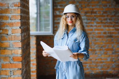Depo çalışanı kadın. Kasklı kadın müteahhit. Kız mühendis ya da mimar. Ev tadilatı. Kaliteli müfettiş. İnşaat işi. İnşaat işçisi. İnşaat alanındaki kadın..