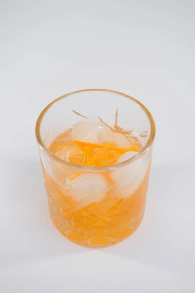 Bicchiere Boulevardier Cocktail Con Grande Cubetto Ghiaccio Scorza Arancia Classico — Foto Stock