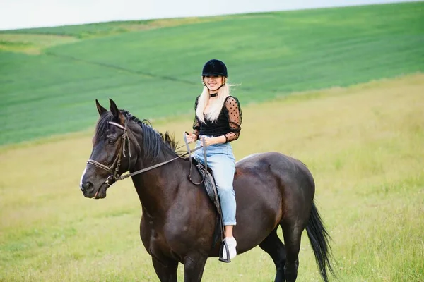 Hermosa Chica Montando Caballo Campo —  Fotos de Stock