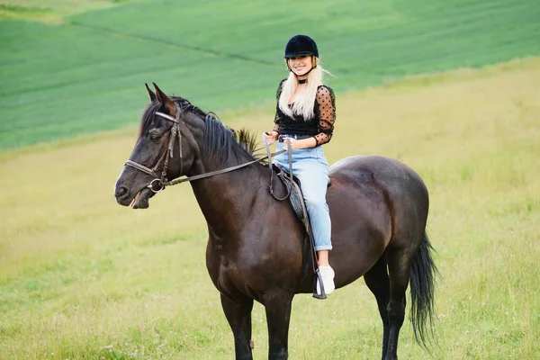 Bild Von Jungen Hübschen Mädchen Reiten Pferd — Stockfoto