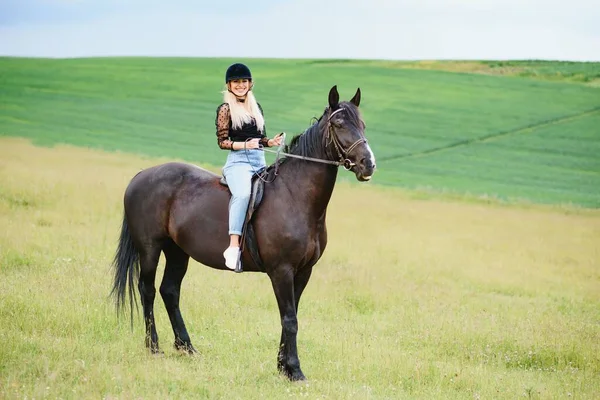 Mujer Joven Montando Caballo Campo Verde —  Fotos de Stock