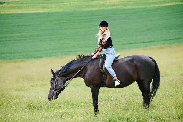 Menina Bonita Montando Cavalo Campo — Fotografia de Stock