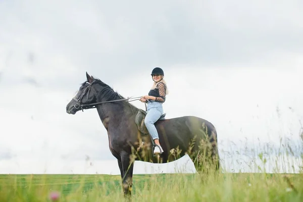 Hermosa Chica Montando Caballo Campo —  Fotos de Stock