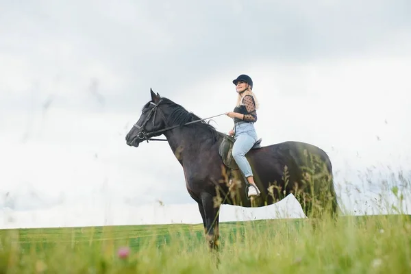 Mujer Joven Montando Caballo Campo Verde —  Fotos de Stock