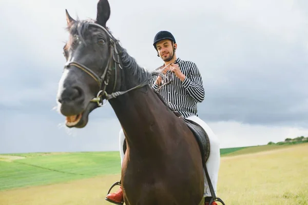 Belo Homem Montando Cavalo Campo Verão — Fotografia de Stock