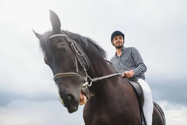 Belo Homem Montando Cavalo Campo Verão — Fotografia de Stock