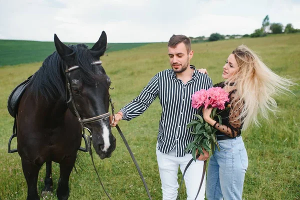 Casal Amoroso Com Cavalo Rancho — Fotografia de Stock