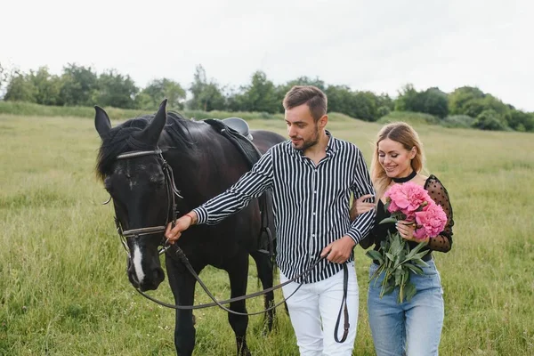 Pareja Enamorada Divirtiéndose Naturaleza Pareja Joven Con Caballo —  Fotos de Stock