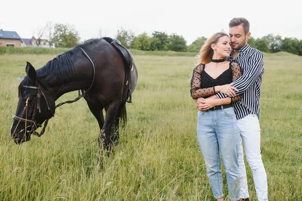 Casal Amoroso Com Cavalo Rancho — Fotografia de Stock