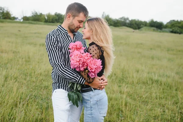 Gelukkig Paar Liefde Bij Zonsondergang Glimlachen — Stockfoto