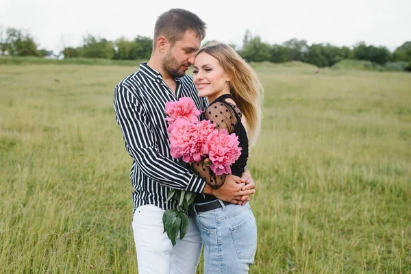 Pareja Joven Camina Parque Durante Primavera Los Abrazos Disfrutando Del —  Fotos de Stock