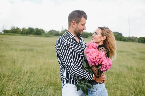 Casal Jovem Caminha Parque Durante Primavera Abraços Aproveitar Tempo Juntos — Fotografia de Stock