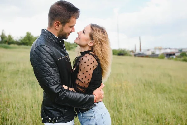 Young Couple Walks Park Spring Hugs Enjoying Time Together Concept — Stock Photo, Image