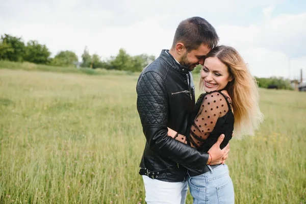 Feliz Pareja Enamorada Atardecer Sonriente —  Fotos de Stock