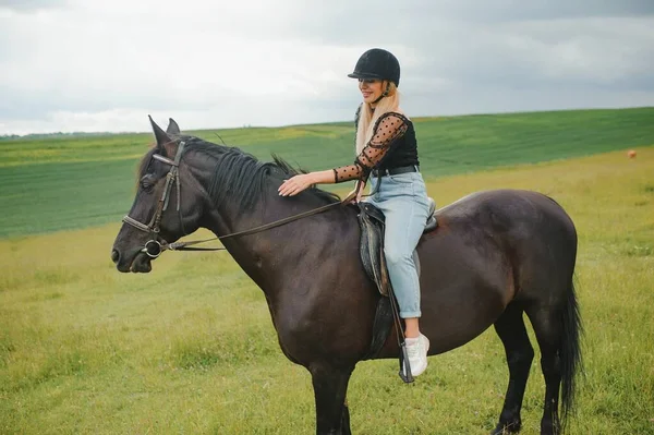 Young Woman Riding Horse Green Field — Stock Photo, Image