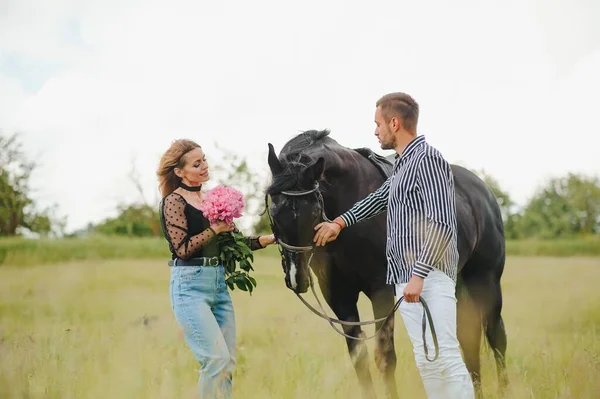 Coppia Amorevole Con Cavallo Ranch — Foto Stock